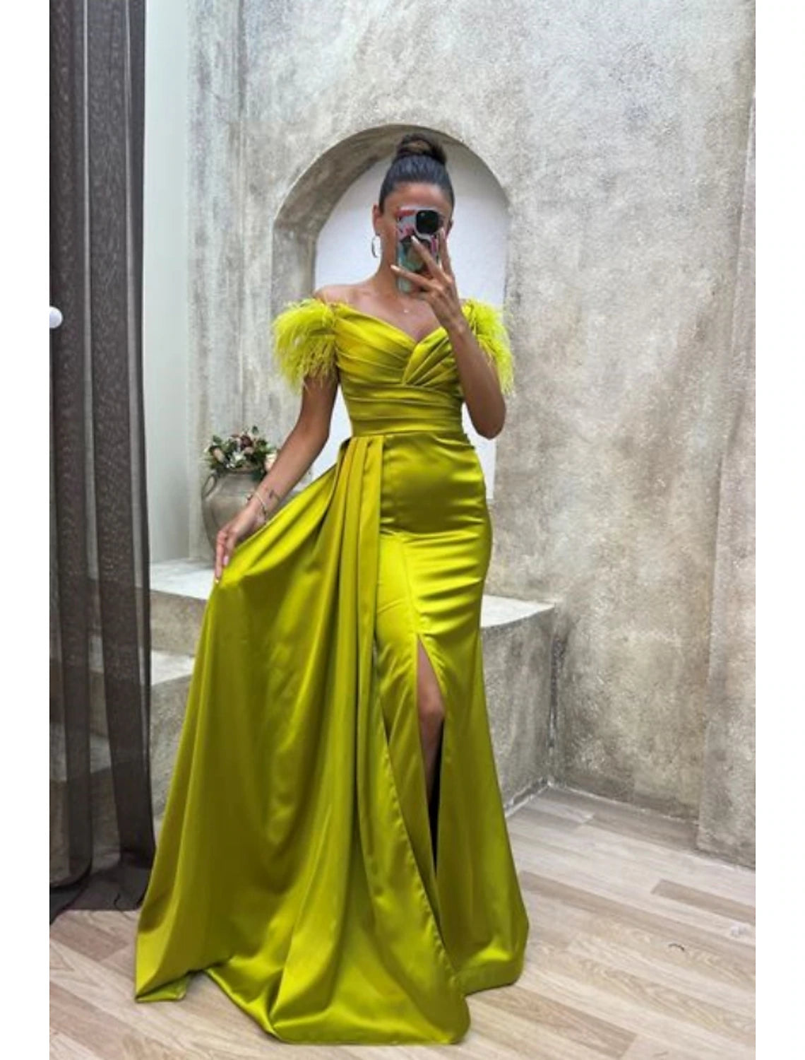 Clearance Sale A-Line Evening Gown High Split Dress Formal Fall Sweep / Brush Train Short Sleeve Off Shoulder Satin with Feather Ruched Slit